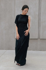 Pantalón de fit wide leg, pinzas frontales, cintura alta con pretina y trabillas, bolsillos delanteros y vivos decorativos traseros. Cierre frontal con broche y cremallera ocultos.