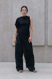 Pantalón de fit wide leg, pinzas frontales, cintura alta con pretina y trabillas, bolsillos delanteros y vivos decorativos traseros. Cierre frontal con broche y cremallera ocultos.