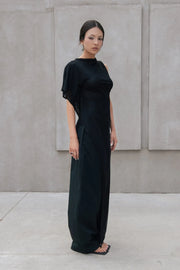 Pantalón de fit wide leg, pinzas frontales, cintura alta con pretina y trabillas, bolsillos delanteros y vivos decorativos traseros. Cierre frontal con broche y cremallera ocultos.