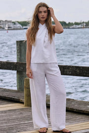 Pantalón ancho de fit recto, cintura media con pretina elástica y bolsillos delanteros.
