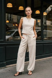 Pantalón de estampado rayas, fit balloon, cintura media con pretina elástica y jareta frontal ajustable, bolsillos delanteros y rib elástico en bajo.