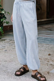 Pantalón de estampado rayas, fit balloon, cintura media con pretina elástica y jareta frontal ajustable, bolsillos delanteros y rib elástico en bajo.