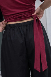 Pantalón de fit balloon, cintura alta con pretina elástica, bolsillos delanteros y bajo globo con rib elástico.