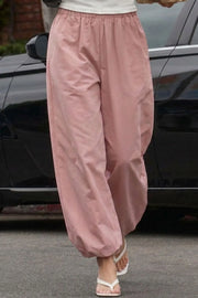Pantalón de fit balloon, cintura alta con pretina elástica, bolsillos delanteros y bajo globo con rib elástico.
