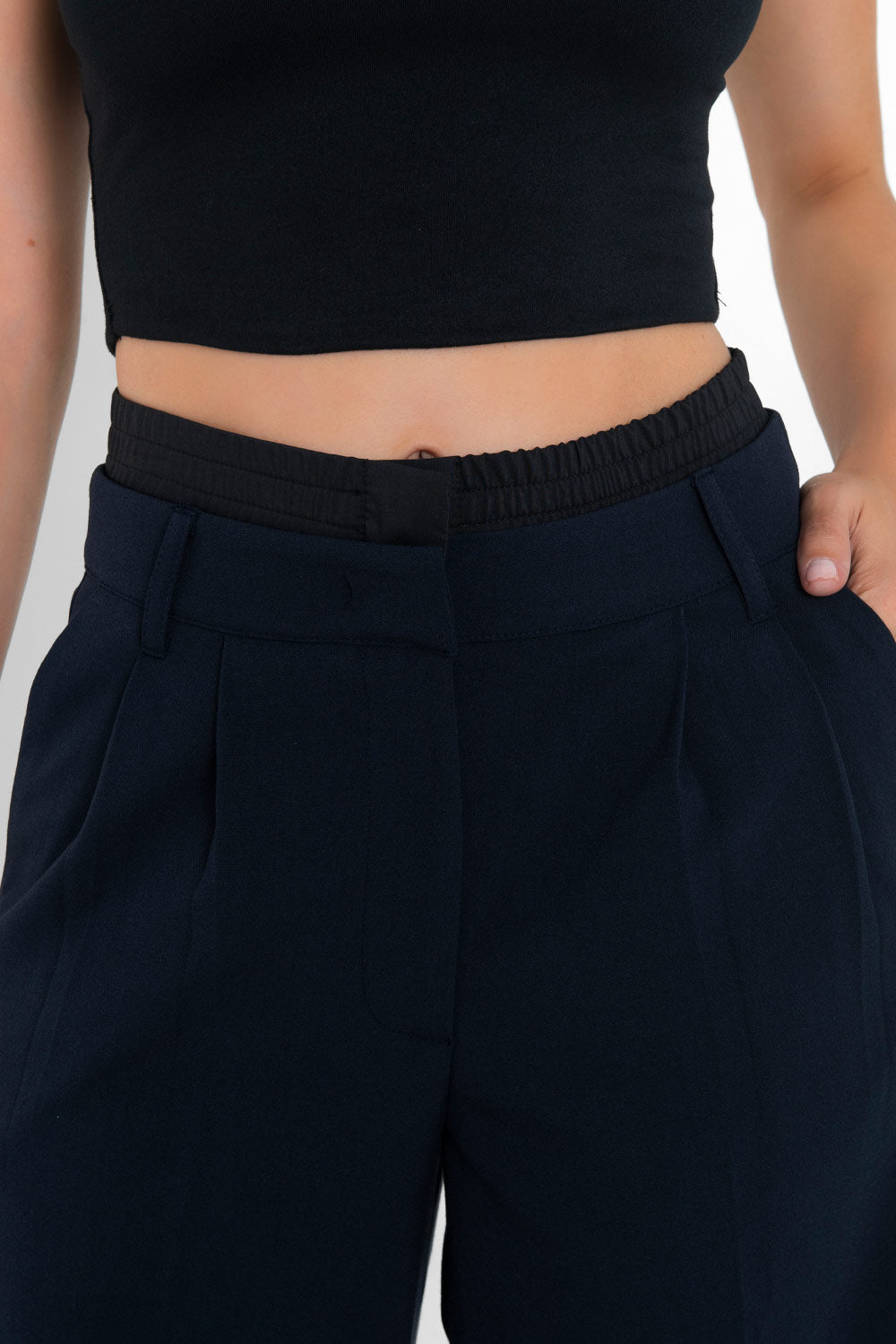 Pantalón de cintura alta con pretina, trabillas, detalle interior tipo boxer con cintura elástica, wide leg fit, pinzas frontales con raya, bolsillos delanteros, cierre frontal con broche y cremallera ocultos.