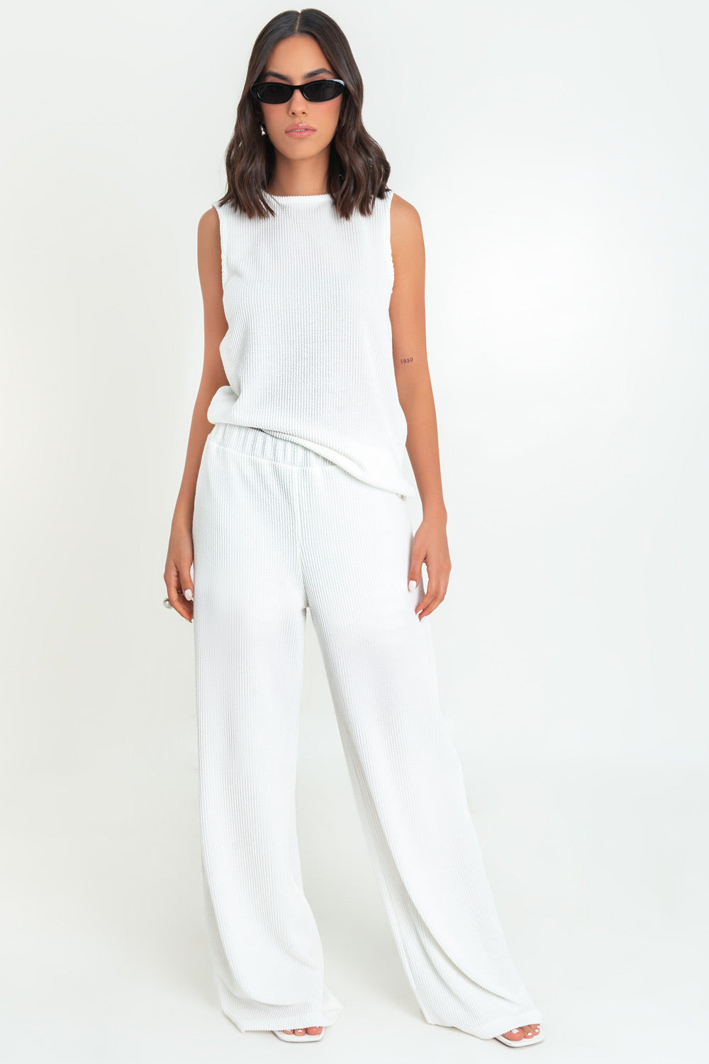 Pantalón canalé de fit wide leg y cintura alta con pretina elástica.