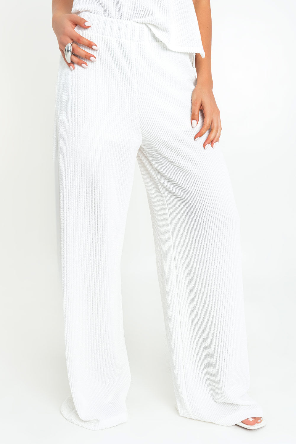 Pantalón canalé de fit wide leg y cintura alta con pretina elástica.