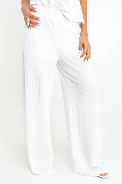 Pantalón canalé de fit wide leg y cintura alta con pretina elástica.