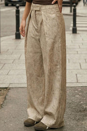 Pantalón estampado wide leg de cintura alta con pretina, pinzas con detalle decorativo frontal, bolsillos delanteros, cierre frontal con broche y cremallera ocultos.