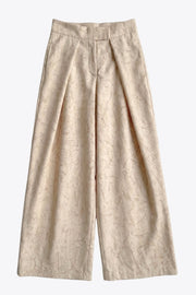 Pantalón estampado wide leg de cintura alta con pretina, pinzas con detalle decorativo frontal, bolsillos delanteros, cierre frontal con broche y cremallera ocultos.