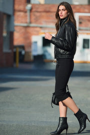Pantalón capri de fit ajustado y cintura media elástica.