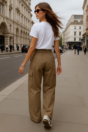 Pantalón cargo de fit recto, cintura alta con pretina y trabillas, bolsillos delanteros y laterales cargo con cartera, vivos posteriores, pretina elástica posterior y costura frontal decorativa. Detalle de jareta frontal ajustable en contraste y cierre con cremallera oculta.