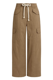 Pantalón cargo de fit recto, cintura alta con pretina y trabillas, bolsillos delanteros y laterales cargo con cartera, vivos posteriores, pretina elástica posterior y costura frontal decorativa. Detalle de jareta frontal ajustable en contraste y cierre con cremallera oculta.