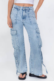 Pantalón cargo de denim, cintura media con pretina y trabillas, de fit recto, bolsillos delanteros de parche, laterales y posteriores cargo con cartera. Detalle de trabillas cruzadas en bajo, cierre frontal con botón y cremallera oculta.