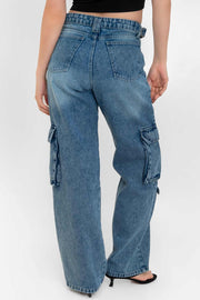Pantalón cargo de denim, wide leg fit, cintura alta con pretina y trabillas, bolsillos delanteros, traseros de parche y laterales cargo con cartera. Cierre con botón y cremallera oculta.