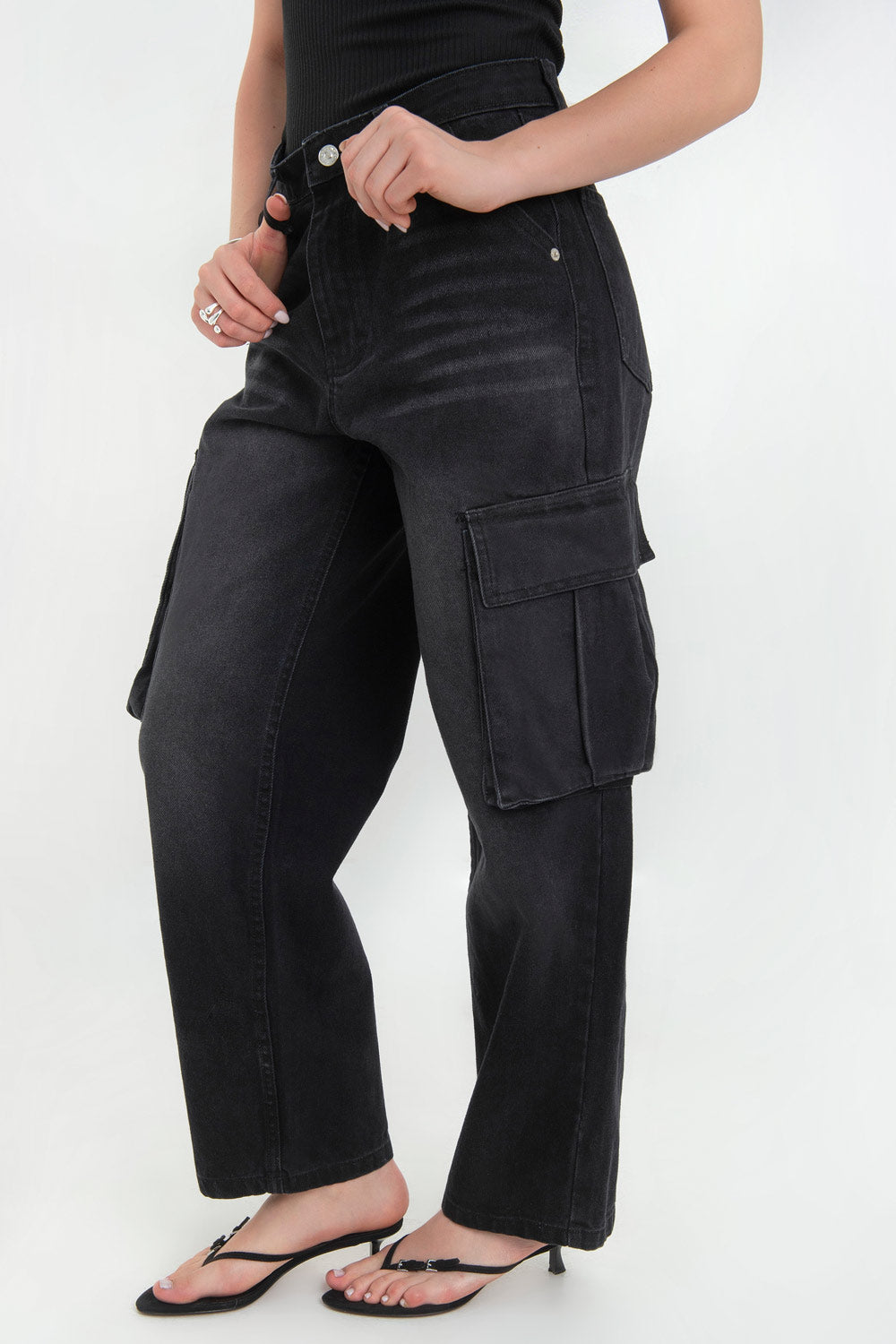 Pantalón cargo de denim, fit recto, cintura alta con pretina y trabillas, bolsillos delanteros, laterales cargo con cartera y traseros de parche. Cierre con botón y cremallera oculta.