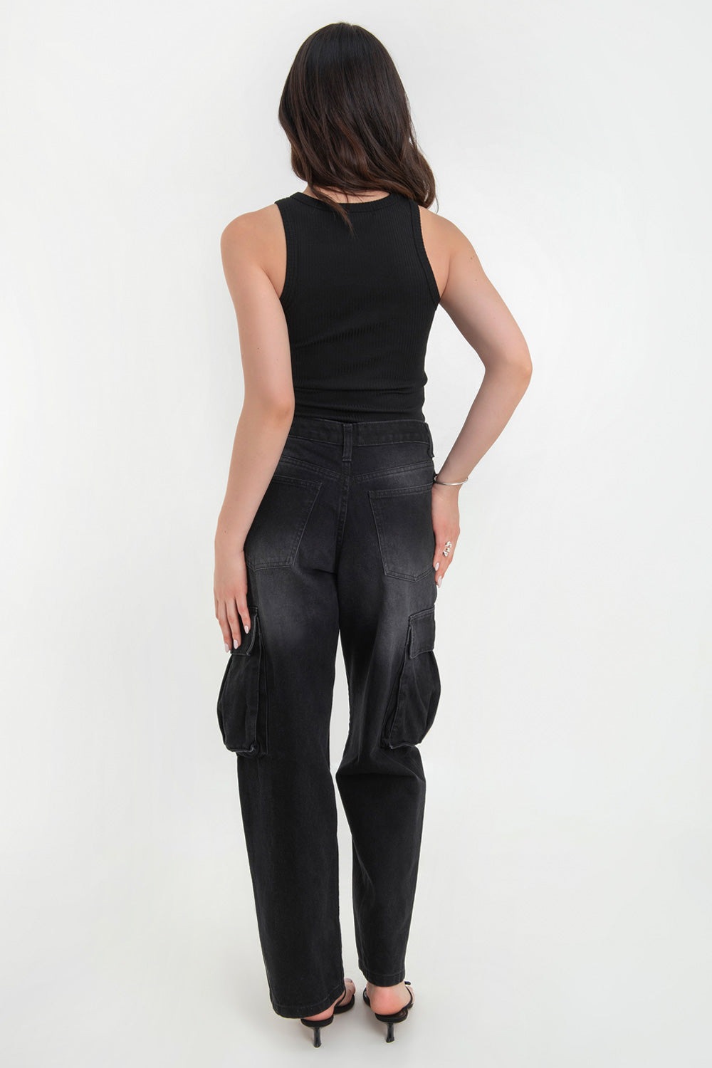 Pantalón cargo de denim, fit recto, cintura alta con pretina y trabillas, bolsillos delanteros, laterales cargo con cartera y traseros de parche. Cierre con botón y cremallera oculta.