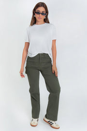 Pantalón cargo de cintura alta con pretina y trabillas, fit recto, bolsillos delanteros de parche, laterales cargo y posteriores con cartera, cierre frontal con botón y cremallera oculta.
