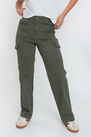 Pantalón cargo de cintura alta con pretina y trabillas, fit recto, bolsillos delanteros de parche, laterales cargo y posteriores con cartera, cierre frontal con botón y cremallera oculta.