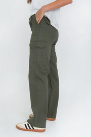 Pantalón cargo de cintura alta con pretina y trabillas, fit recto, bolsillos delanteros de parche, laterales cargo y posteriores con cartera, cierre frontal con botón y cremallera oculta.