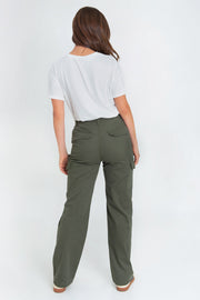 Pantalón cargo de cintura alta con pretina y trabillas, fit recto, bolsillos delanteros de parche, laterales cargo y posteriores con cartera, cierre frontal con botón y cremallera oculta.