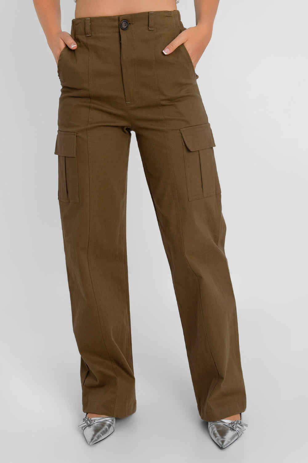 Pantalón cargo de fit wide leg, cintura alta con pretina y trabillas, bolsillos delanteros y laterales cargo con cartera, bolsillos decorativos posteriores con cartera, pretina elástica posterior y cierre frontal con botón y cremallera oculta. Detalle de raya frontal.