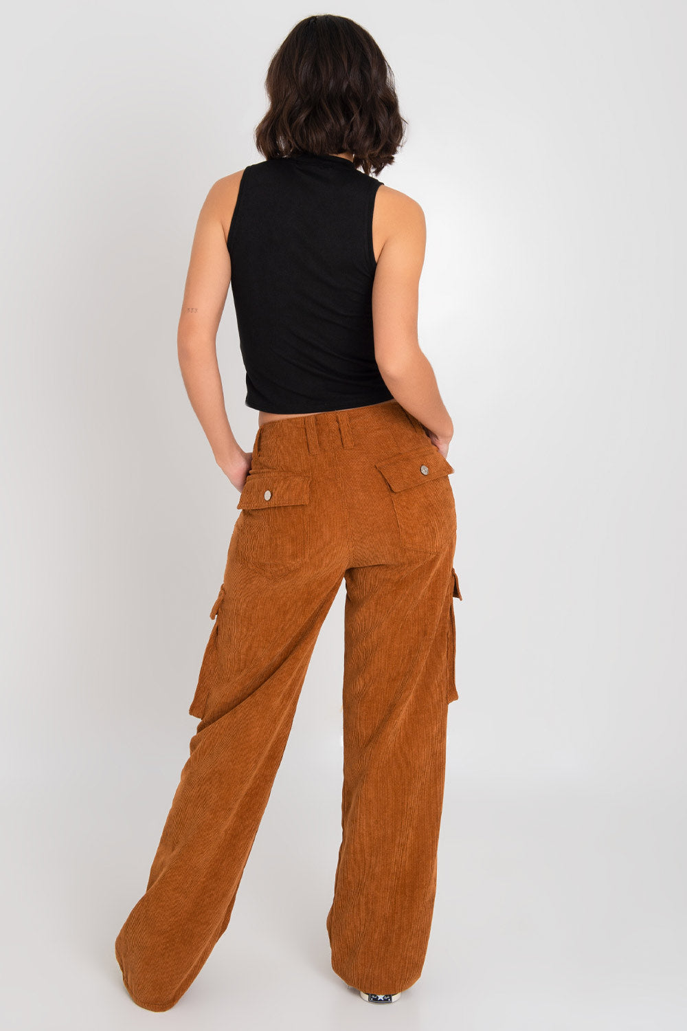 Pantalón cargo de pana, fit wide leg, cintura alta con pretina y trabillas, bolsillos delanteros, laterales y posteriores cargo con cartera y botón. Cierre frontal con botón y cremallera oculta.