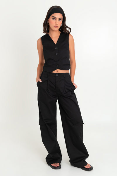 Pantalón de fit wide leg, pinzas frontales, bolsillos delanteros, laterales cargo y traseros decorativos con cartera. Cintura alta con pretina elástica posterior y trabillas, cierre frontal con botón y cremallera oculta.