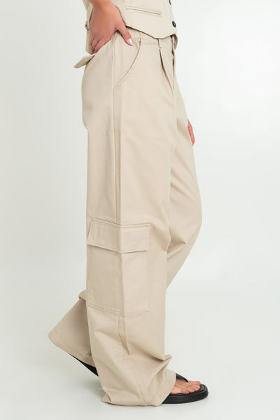 Pantalón de fit wide leg, pinzas frontales, bolsillos delanteros, laterales cargo y traseros decorativos con cartera. Cintura alta con pretina elástica posterior y trabillas, cierre frontal con botón y cremallera oculta.