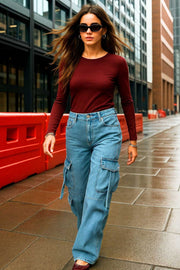 Pantalón cargo multipocket de denim, fit wide leg, cintura media con pretina y trabillas, bolsillos delanteros, laterales cargo con cartera y traseros de parche, costuras decorativas en contraste y trabillas decorativas laterales. Cierre frontal con botón y cremallera oculta.
