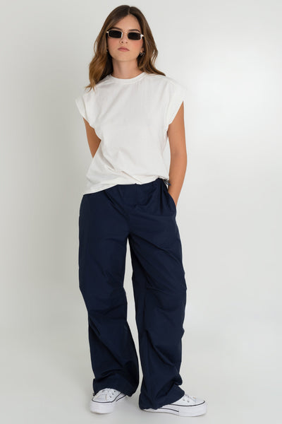 Pantalón cargo parachute de cintura alta elástica con doble jareta elástica, fit amplio, plisados decorativos frontales, bolsillos delanteros y traseros de parche. Detalle de bajo con jaretas elásticas ajustables.