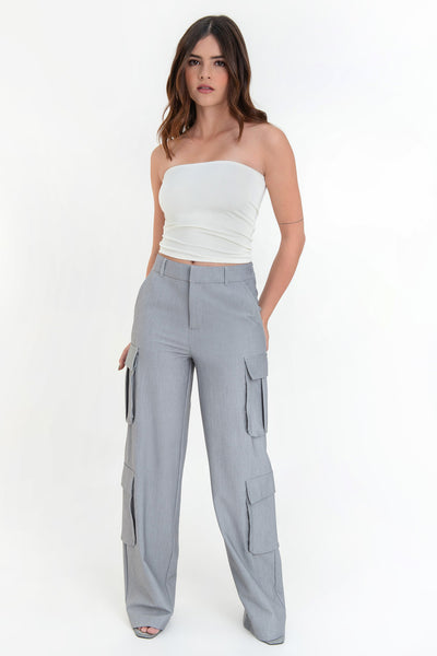Pantalón cargo de fit recto, cintura alta con pretina elástica posterior y trabillas, bolsillos delanteros y laterales cargo con cartera. Cierre frontal con broche y cremallera ocultos.