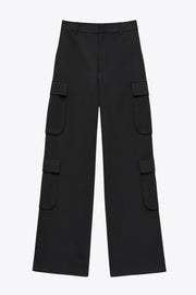 Pantalón cargo de fit recto, cintura alta con pretina elástica posterior y trabillas, bolsillos delanteros y laterales cargo con cartera. Cierre frontal con broche y cremallera ocultos.