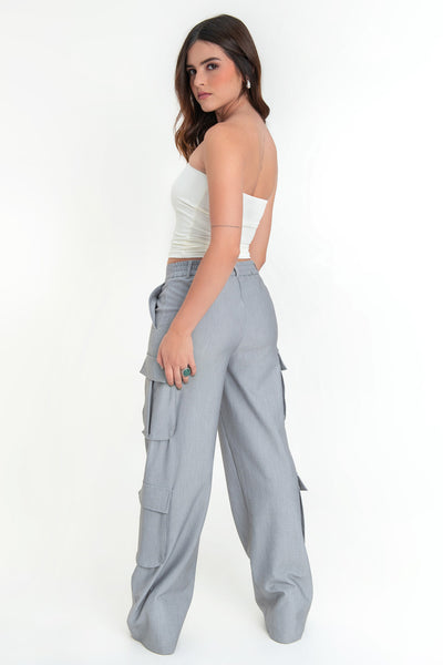 Pantalón cargo de fit recto, cintura alta con pretina elástica posterior y trabillas, bolsillos delanteros y laterales cargo con cartera. Cierre frontal con broche y cremallera ocultos.