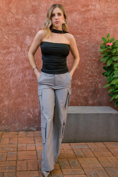 Pantalón cargo de fit recto, cintura alta con pretina elástica posterior y trabillas, bolsillos delanteros y laterales cargo con cartera. Cierre frontal con broche y cremallera ocultos.
