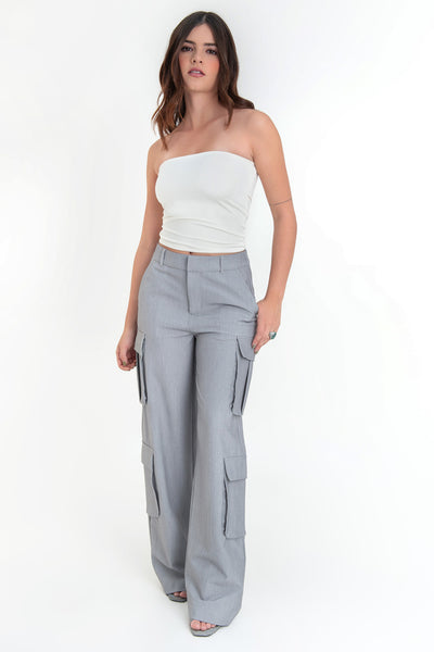 Pantalón cargo de fit recto, cintura alta con pretina elástica posterior y trabillas, bolsillos delanteros y laterales cargo con cartera. Cierre frontal con broche y cremallera ocultos.