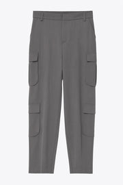 Pantalón cargo de fit recto, cintura alta con pretina elástica posterior y trabillas, bolsillos delanteros y laterales cargo con cartera. Cierre frontal con broche y cremallera ocultos.