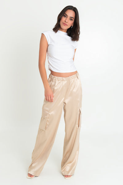 Pantalón satinado de cintura alta, pretina elástica con trabillas, fit wide leg, bolsillos delanteros, laterales y traseros cargo con cartera.