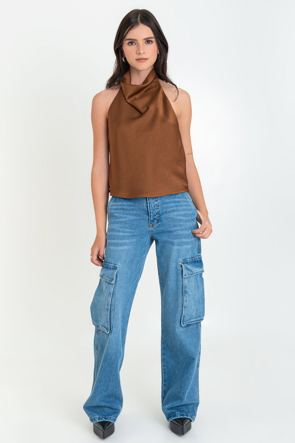 Pantalón cargo de denim, fit wide leg de cintura alta con pretina y trabillas, bolsillos delanteros, laterales cargo y traseros de parche con cartera. Cierre frontal con botón y cremallera oculta.