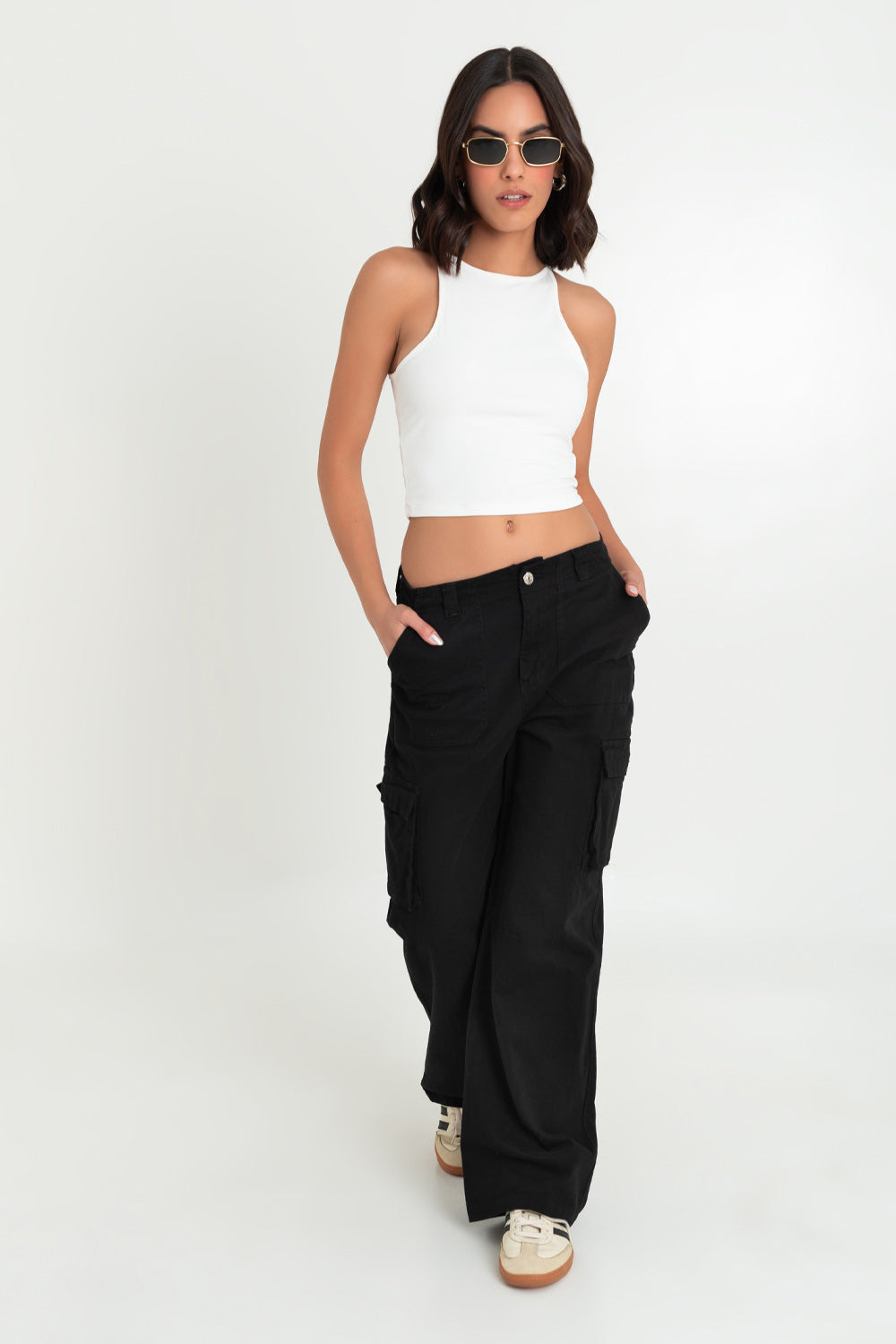 Pantalón cargo de fit wide leg, cintura alta con pretina y trabillas, bolsillos delanteros y laterales cargo con cartera y bolsillos decorativos posteriores con cartera. Cierre frontal con botón y cremallera oculta.