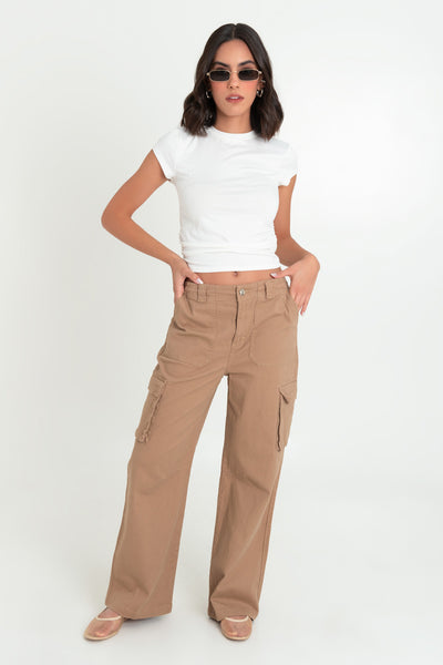 Pantalón cargo de fit wide leg, cintura alta con pretina y trabillas, bolsillos delanteros y laterales cargo con cartera y bolsillos decorativos posteriores con cartera. Cierre frontal con botón y cremallera oculta.