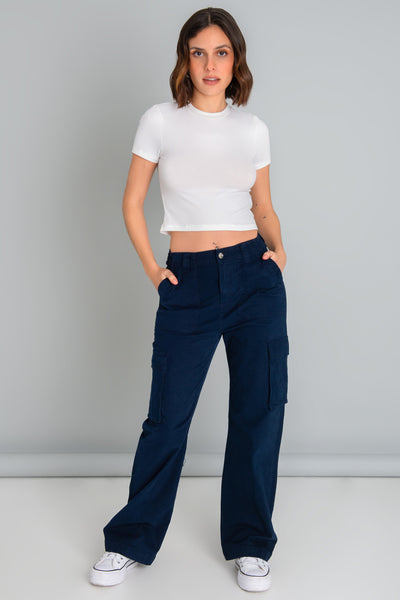 Pantalón cargo de fit wide leg, cintura alta con pretina y trabillas, bolsillos delanteros y laterales cargo con cartera y bolsillos decorativos posteriores con cartera. Cierre frontal con botón y cremallera oculta.