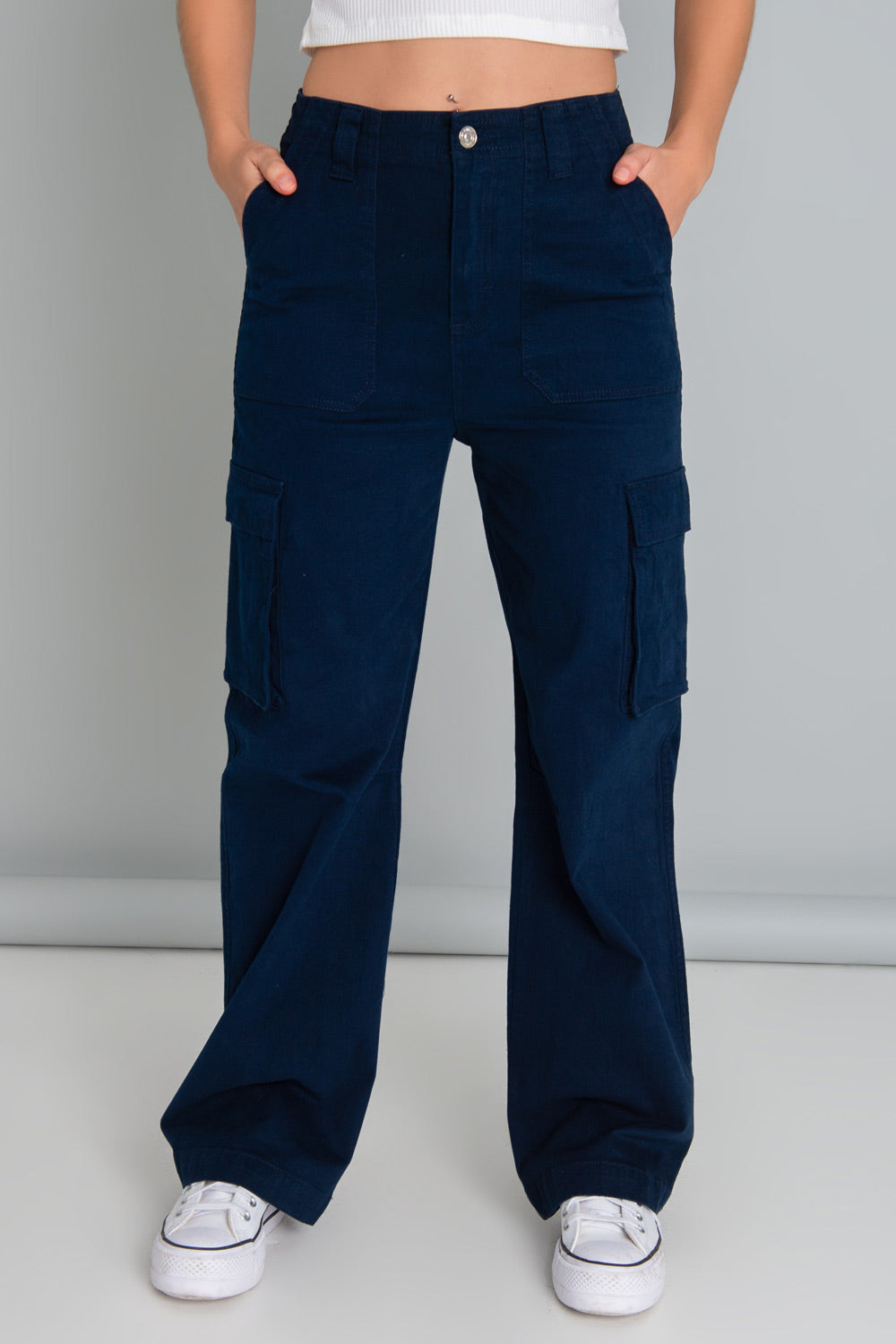 Pantalón cargo de fit wide leg, cintura alta con pretina y trabillas, bolsillos delanteros y laterales cargo con cartera y bolsillos decorativos posteriores con cartera. Cierre frontal con botón y cremallera oculta.