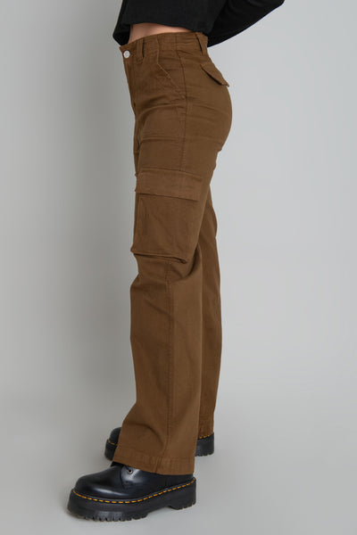 Pantalón cargo de fit wide leg, cintura alta con pretina y trabillas, bolsillos delanteros y laterales cargo con cartera y bolsillos decorativos posteriores con cartera. Cierre frontal con botón y cremallera oculta.