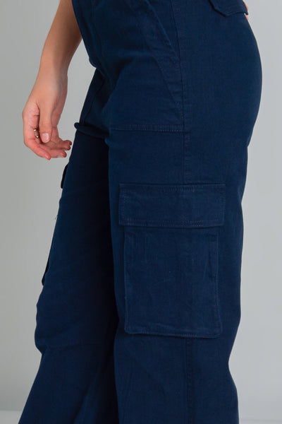 Pantalón cargo de fit wide leg, cintura alta con pretina y trabillas, bolsillos delanteros y laterales cargo con cartera y bolsillos decorativos posteriores con cartera. Cierre frontal con botón y cremallera oculta.