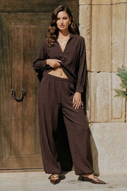 Pantalón fluido de fit balloon, cintura media con pretina elástica, bolsillos delanteros y rib elástico en bajo. Detalle de textura en tejido.