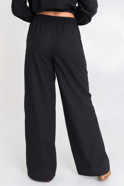 Pantalón de fit wide leg, cintura alta con pretina elástica, jareta frontal ajustable y bolsillos delanteros.