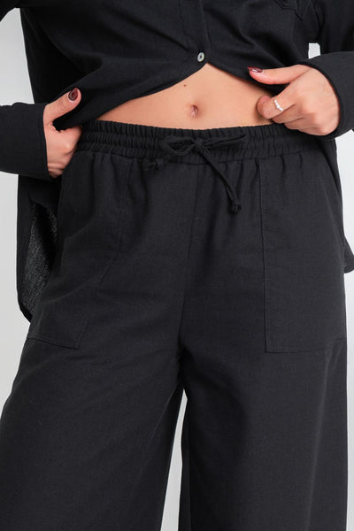 Pantalón de fit wide leg, cintura alta con pretina elástica, jareta frontal ajustable y bolsillos delanteros.