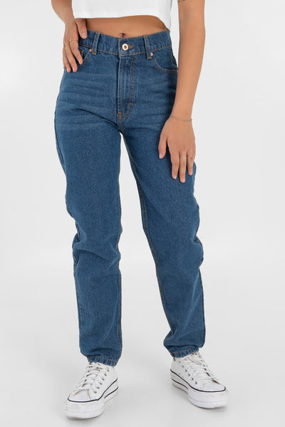 Pantalón mid denim mom fit, de cintura alta con pretina, trabillas, bolsillos delanteros y traseros de parche. Cierre frontal con botón y cremallera oculta.