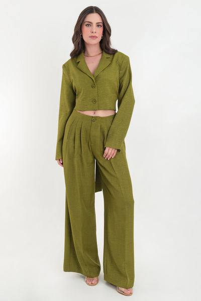 Pantalón fluido de cintura alta con pretina y trabillas, fit wide leg, pinzas frontales, bolsillos delanteros, detalle de raya frontal y posterior. Cierre frontal con botón y cremallera oculta.